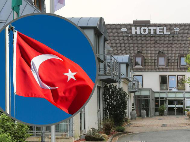 Eine Türkei-Flagge. Rechts das Sporthotel Fuchsbachtal
