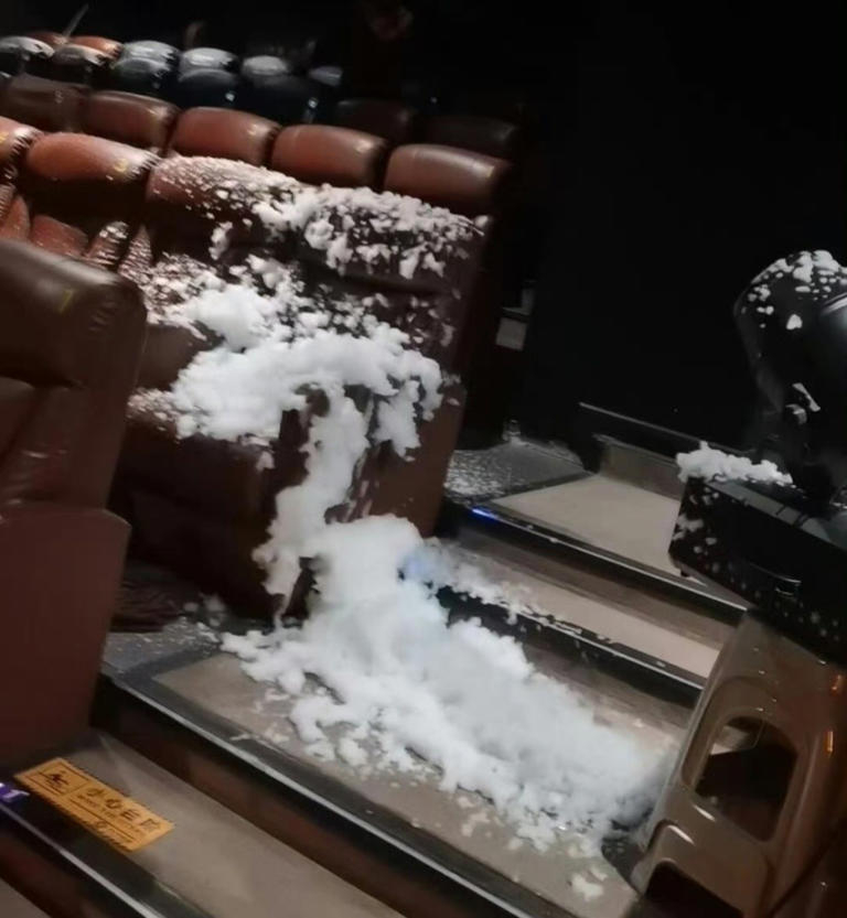 《一闪一闪亮星星》预售破2亿，下雪场被秒罄，影院试雪发生雪崩