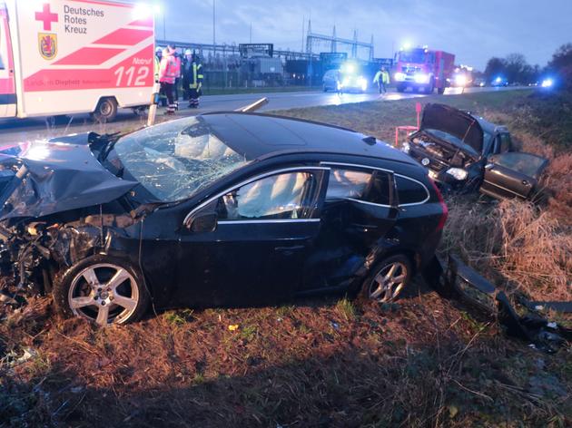 Schwerer Unfall: Zwei Autos Kollidieren Im Kreuzungsbereich