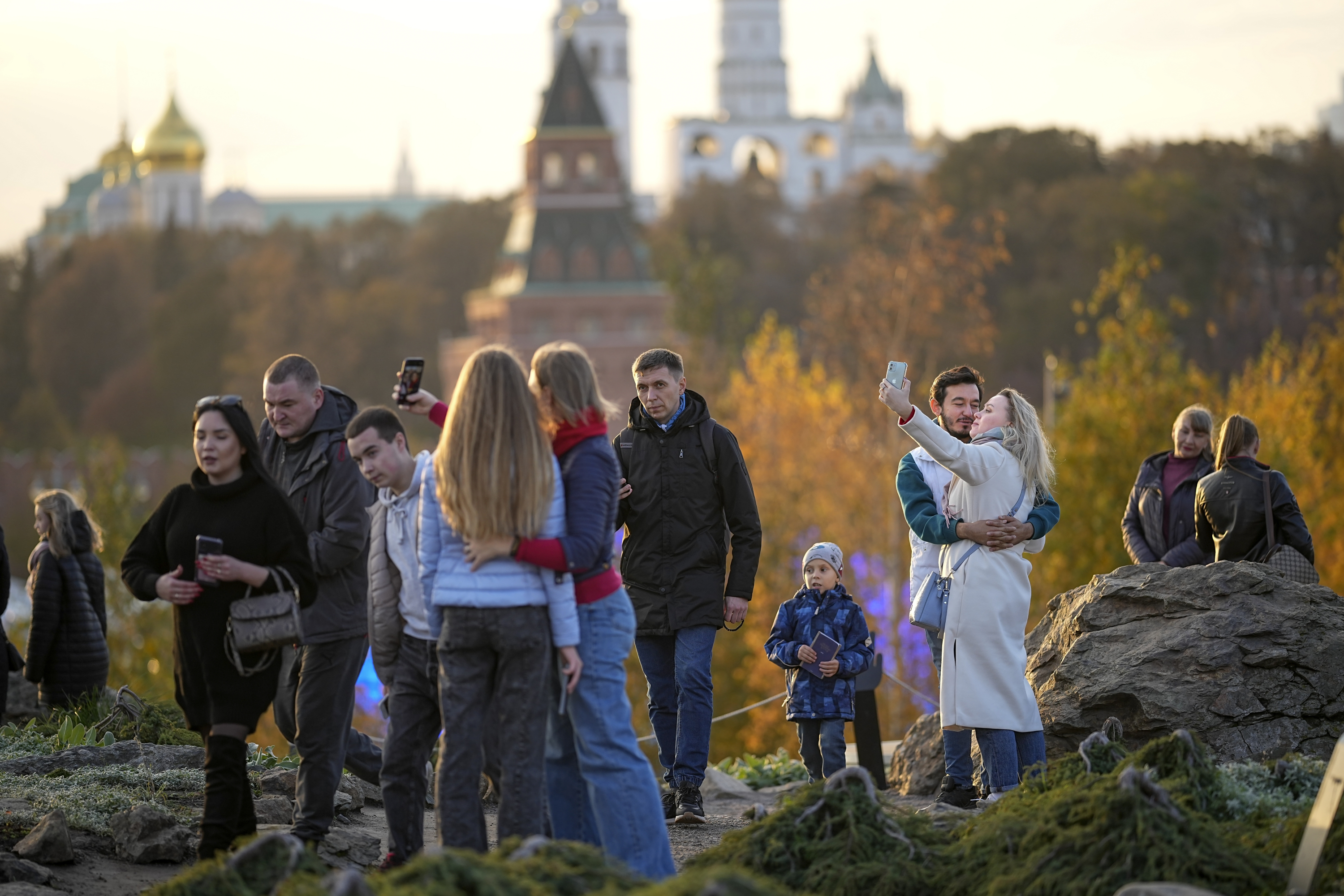 Un grupo de ciudadanos disfruta del Primero de Noviembre en el parque Zaryadye de Moscú, en 2023.