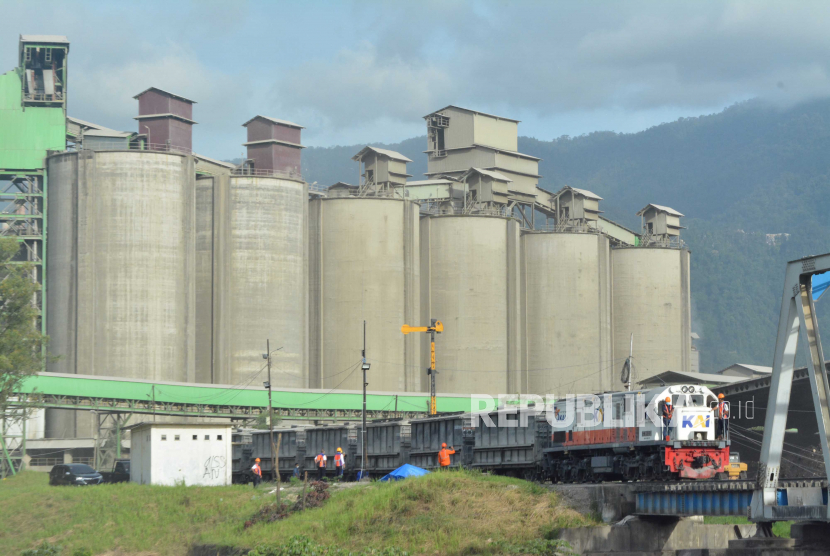 pasokan lebih, pemerintah diminta moratorium izin pabrik semen baru