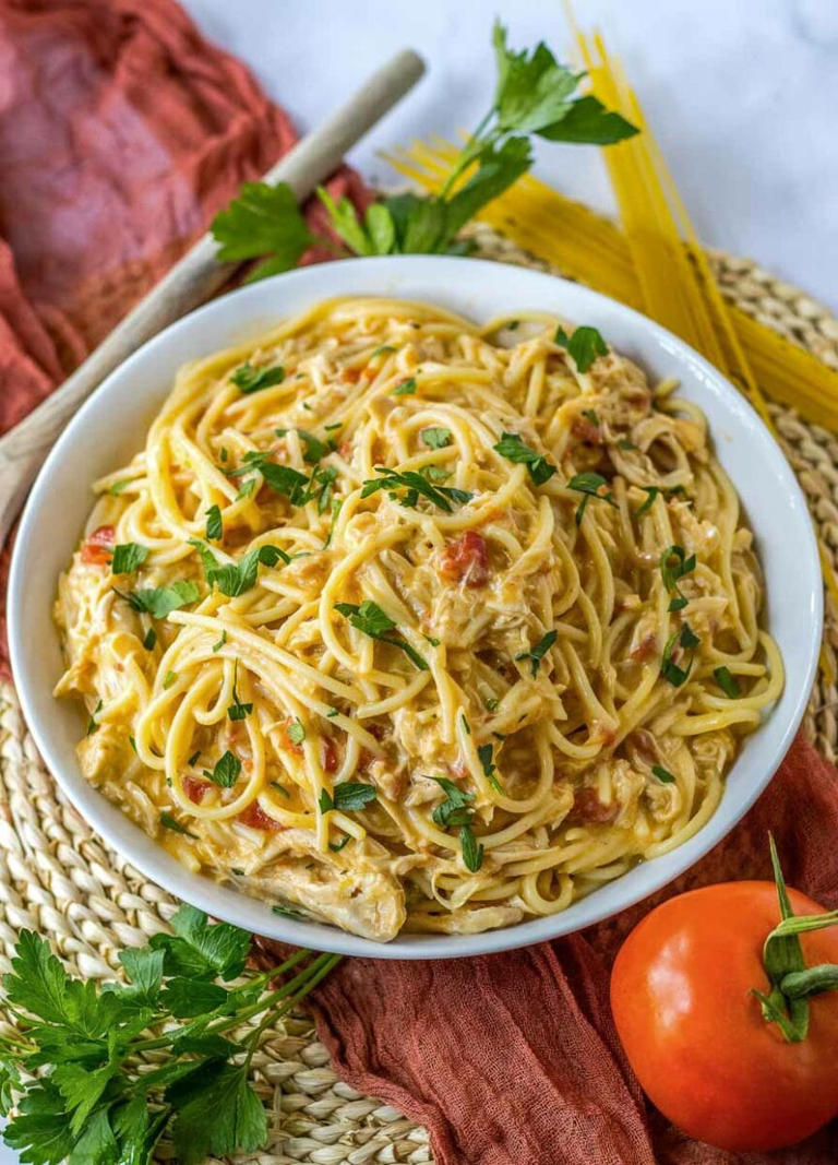 Creamy Crock Pot Chicken Spaghetti: A Family Dinner Favorite