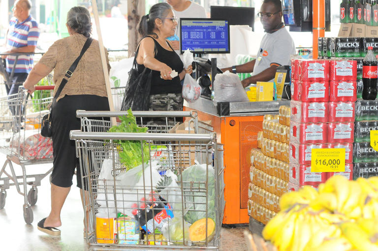 Con la apertura de un nuevo punto de atención de Tiendas ARA en la capital del Valle, Yenzy Blandón se convirtió en la primera conductora de una franquicia en esa ciudad.