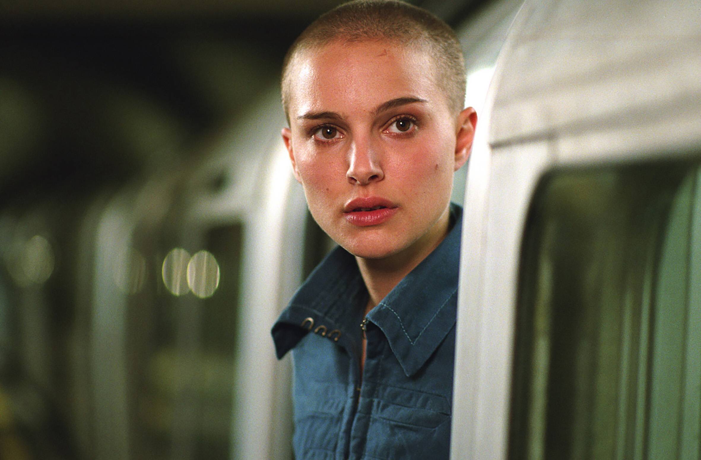 V movie. Натали Портман вендетта. Натали Портман в значит вендетта. Natalie Portman 2006.