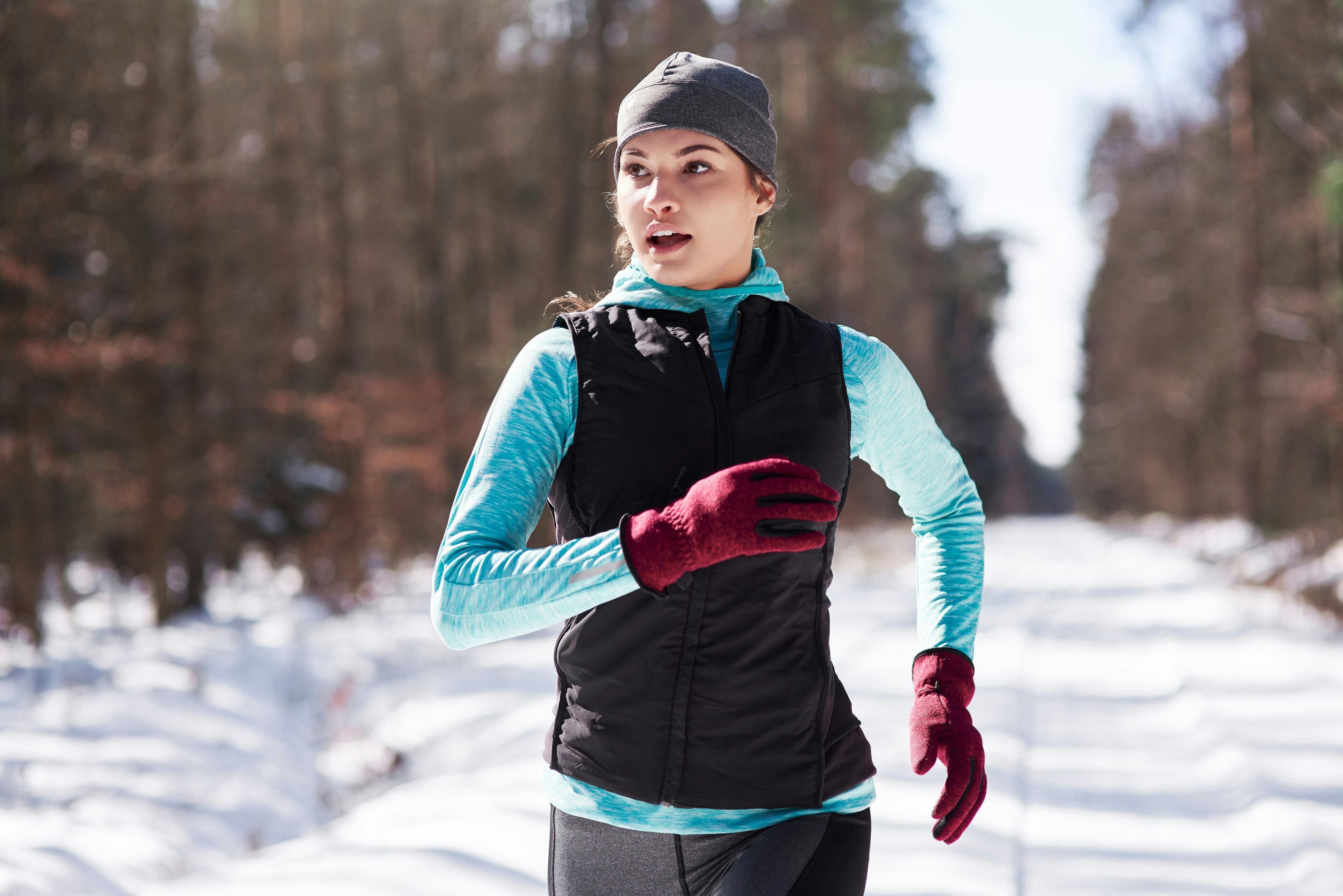 Зимние занятия спортом. Одежда для бега зимой. Зимний бег. Пробежка зимой. Тренировка на улице зимой.