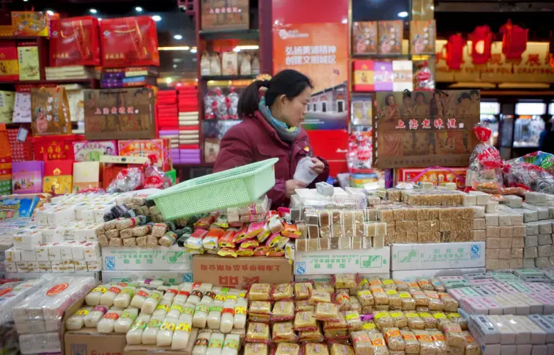 中國「窮人三件套」猛漲價 高價商品跌不停