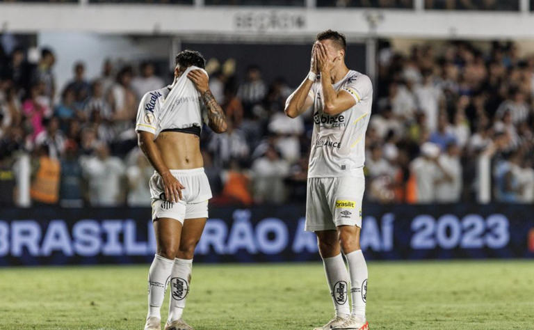 Jogadores do Santos lamentam o rebaixamento na Vila Belmiro. Foto: Abner Dourado/AGIF