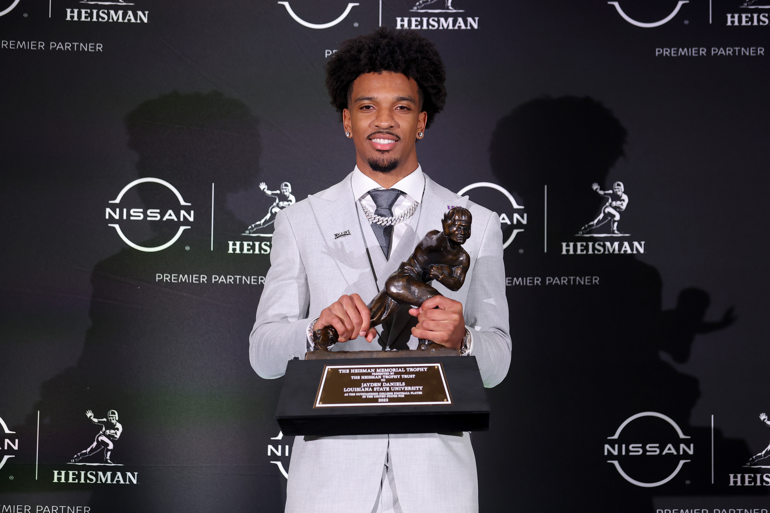 Heisman Win Propels Jayden Daniels Past Caleb Williams In Latest Mock Draft