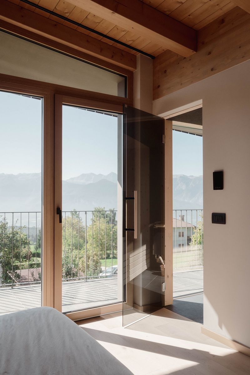 moderna por fuera, cálida por dentro: una casa de ensueño en las montañas de trentino