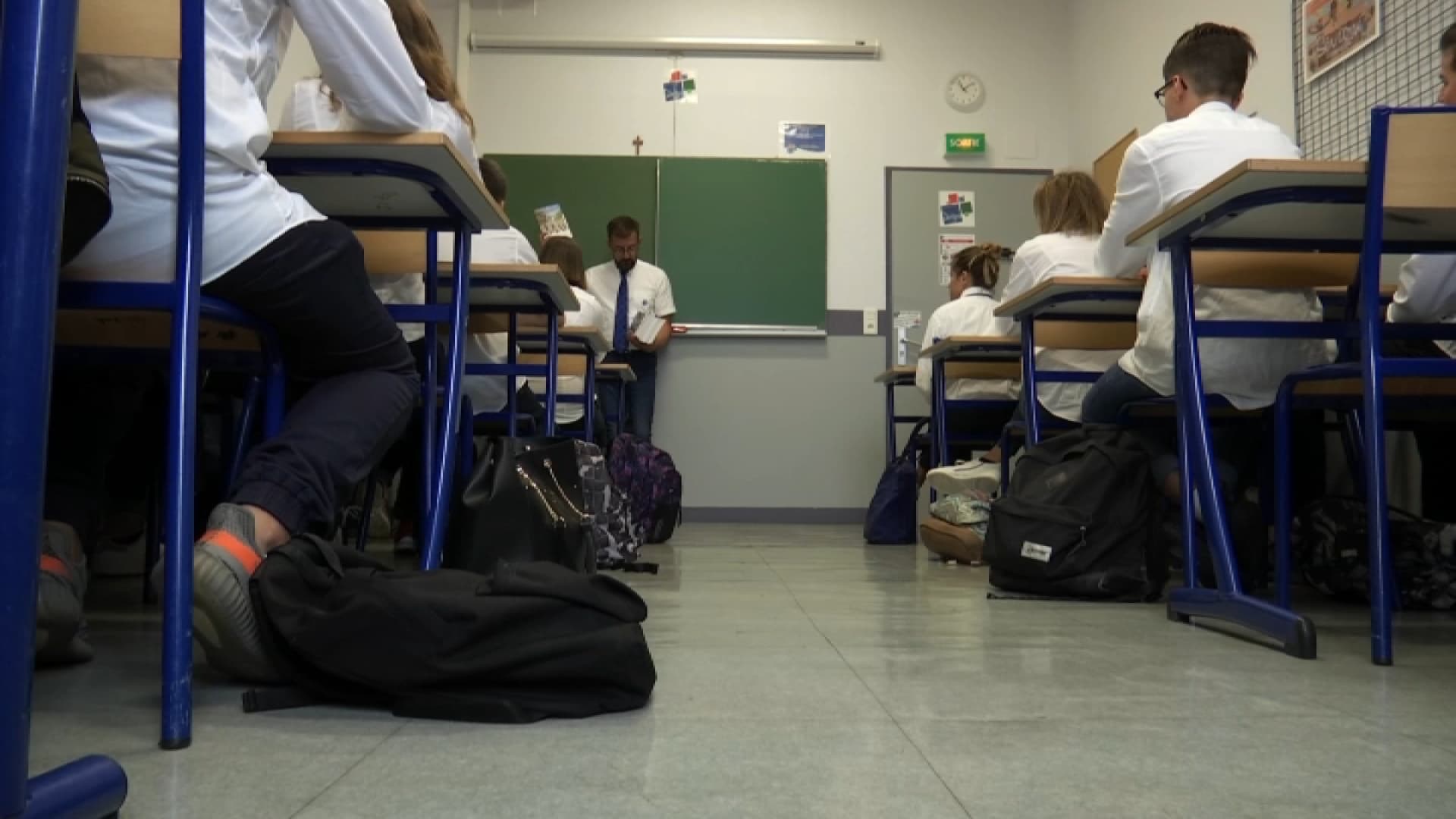 uniforme à l'école: une quinzaine d'établissements scolaires se retirent de l'expérimentation