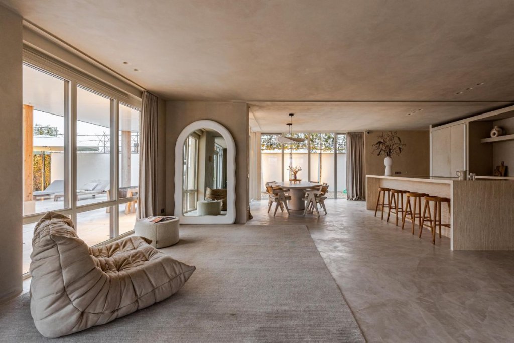 nederlands topmodel romee strijd verhuurt gerenoveerde villa via airbnb