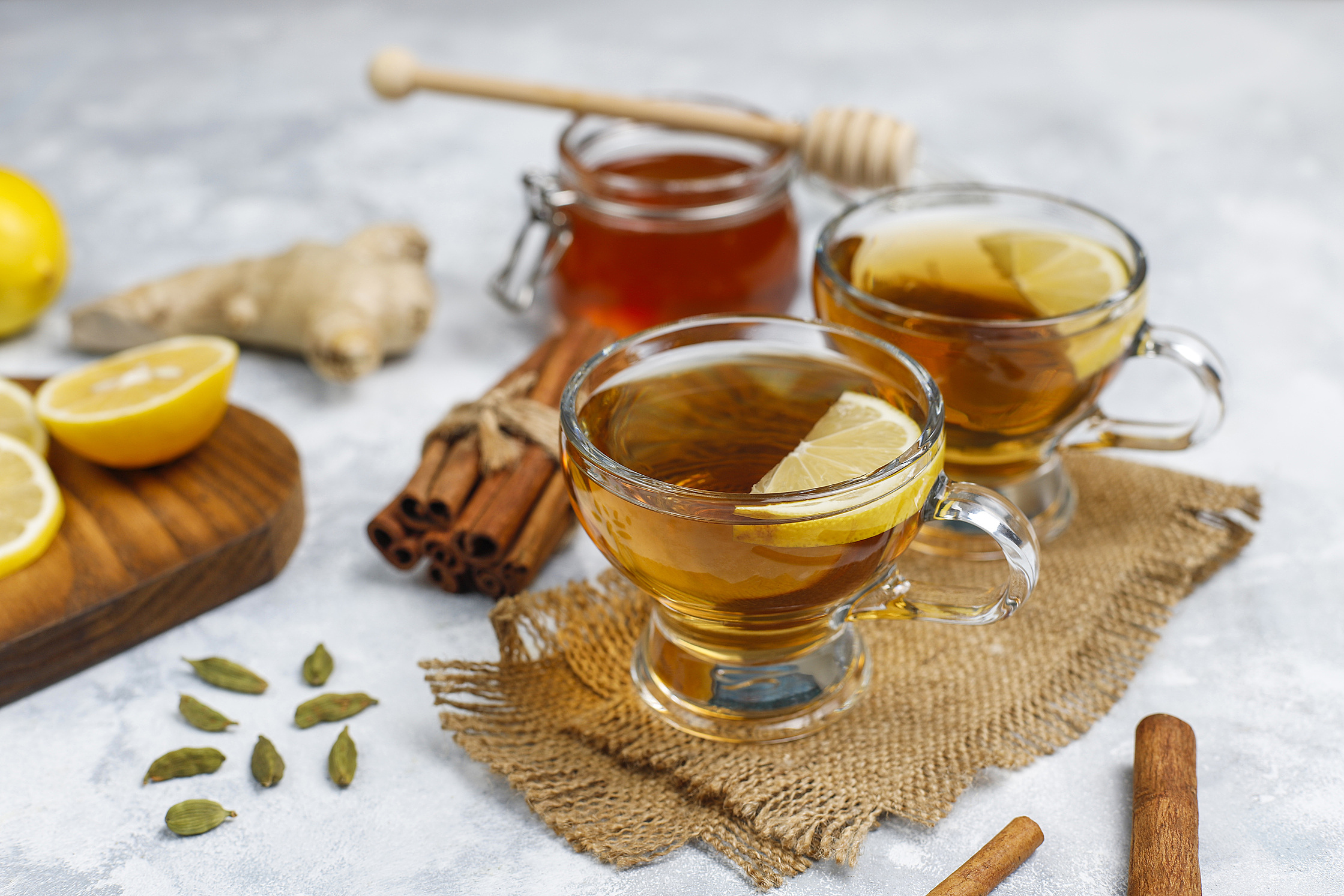 Чай с медом при температуре можно ли. Чай с медом. Чаепитие с медом. Мед с чаем. Кофе чай мед.