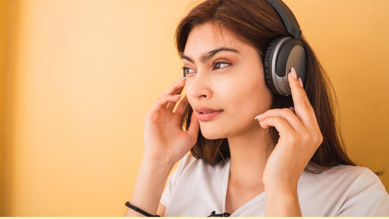 Listening can be. Женщина слушает. Девушка слушает музыку программист. Woman Listening Music with Headphones in the Evening. В наушниках смотрит в телефон.