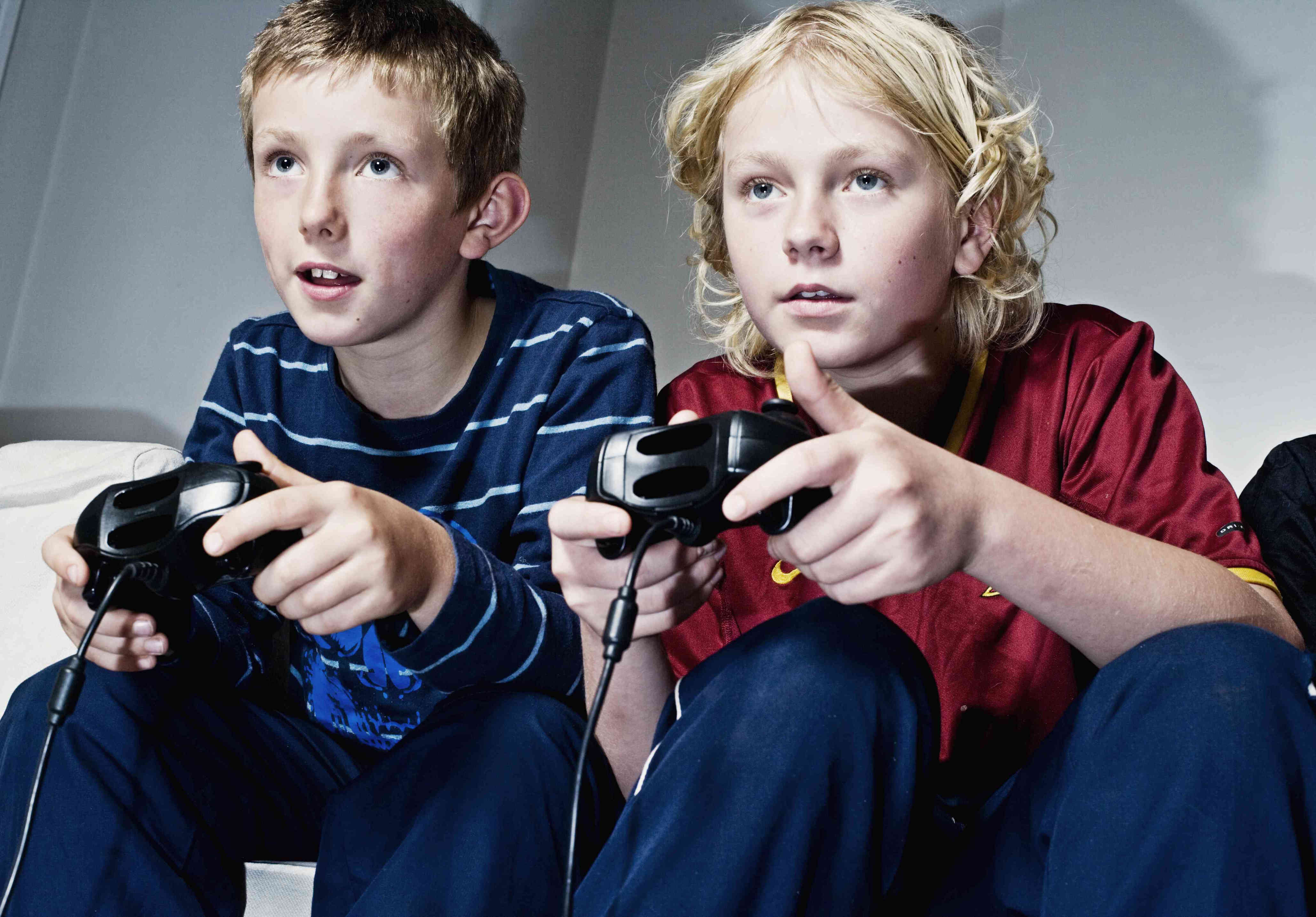 Had kid game. Дети играющие в компьютерные игры. Дети играющие в Видеоигры. Подросток играющий в игру. Агрессивный ребенок.