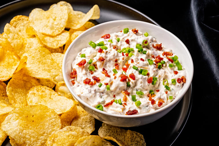 5 Crowd-pleasing Sour Cream Dips For Easy Entertaining