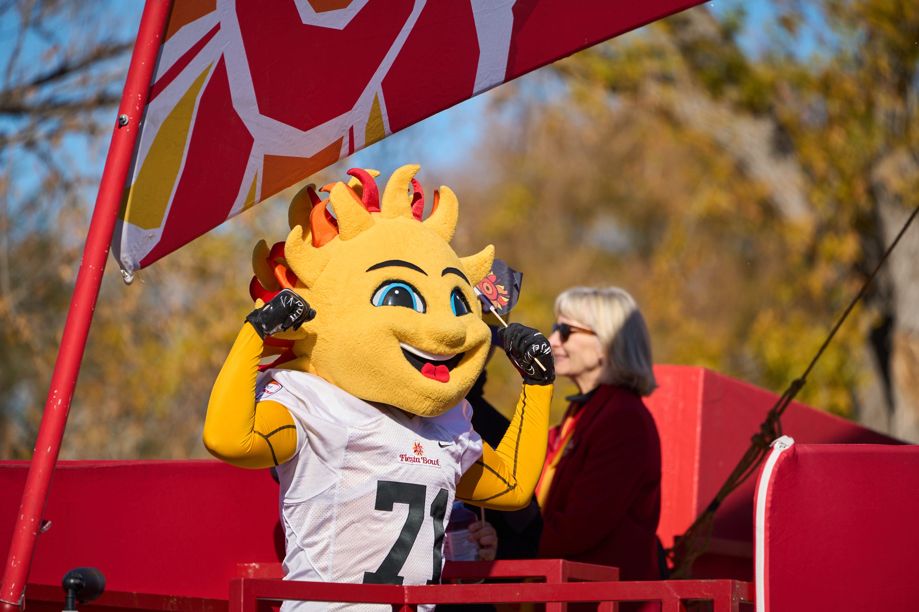 Fiesta Bowl Parade draws crowds to central Phoenix