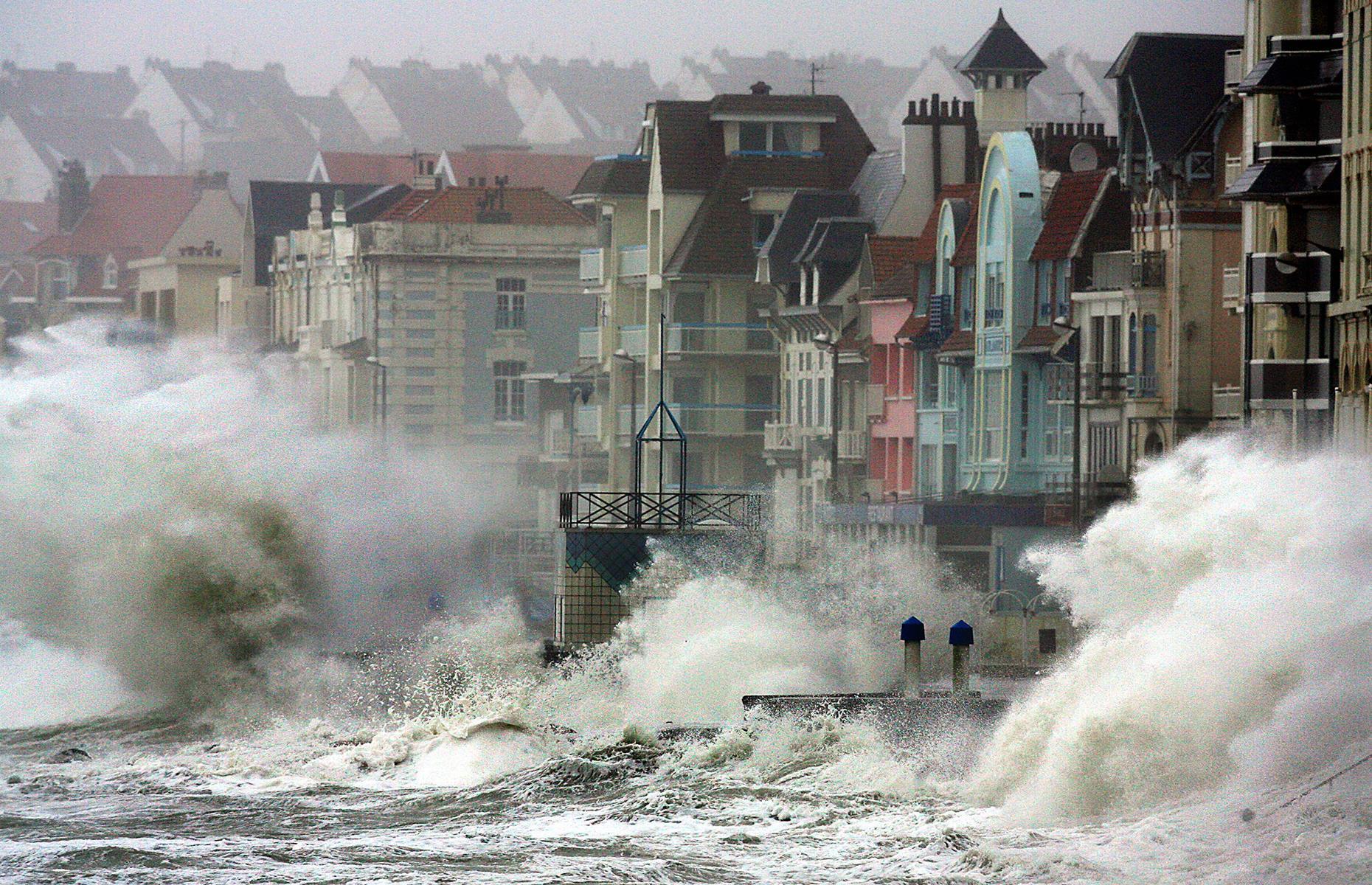 Climate 31. ЦУНАМИ В Германии 2005. ЦУНАМИ Калининград. Наводнение, шторм, Тайфун, ураган. ЦУНАМИ В Европе.