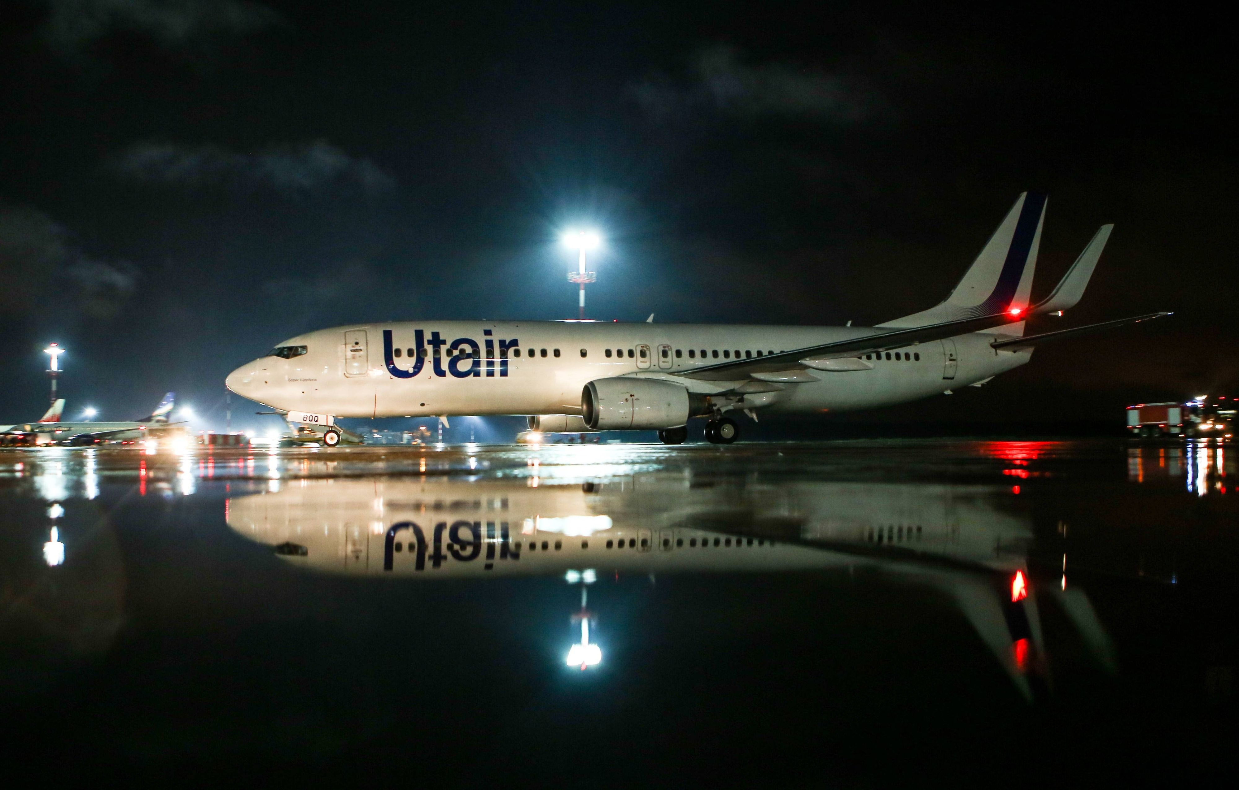 Utair внуково. Аэропорт Внуково ЮТЭЙР. Аэропорт Внуково самолет ЮТЭЙР. Боинг 737-800 победа Шереметьево. UTAIR Шереметьево.