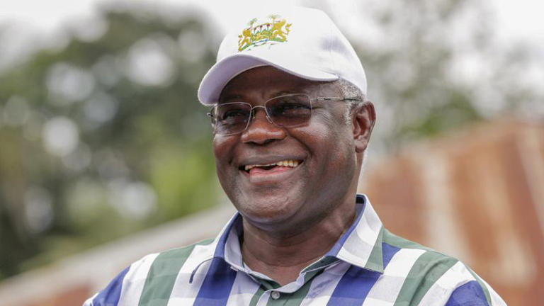 L'ancien président de la Sierra Leone, Ernest Bai Koroma, sourit dans le village de Massessehbeh à l'extérieur de Freetown, en Sierra Leone, le 14 août 2015