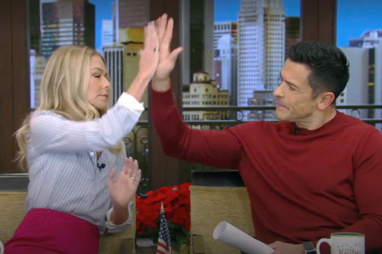 Kelly Ripa And Mark Consuelos Debate The “Normal Way” To Shower On ...