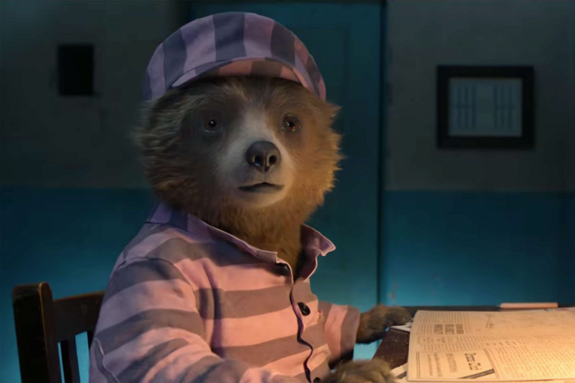 Paddington 2 uzbek tilida. Мишка Паддингтон 2. Медведь Паддингтон фильм 2. Паддингтон Браун. Медвежонок Паддингтон фильм.