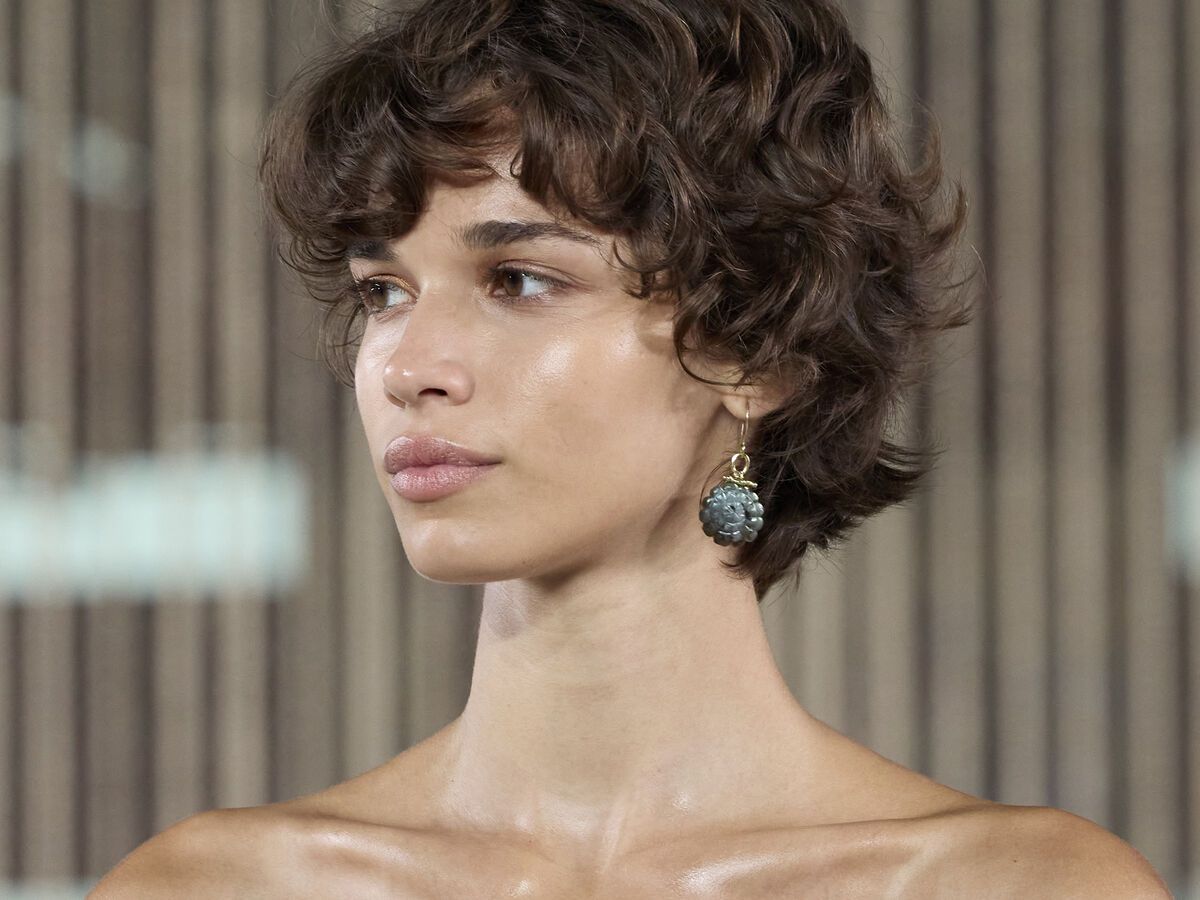 Frisuren Trends 2024 Nat Rliche Curly Bangs Werden Besonders   AA1lsrWv.img