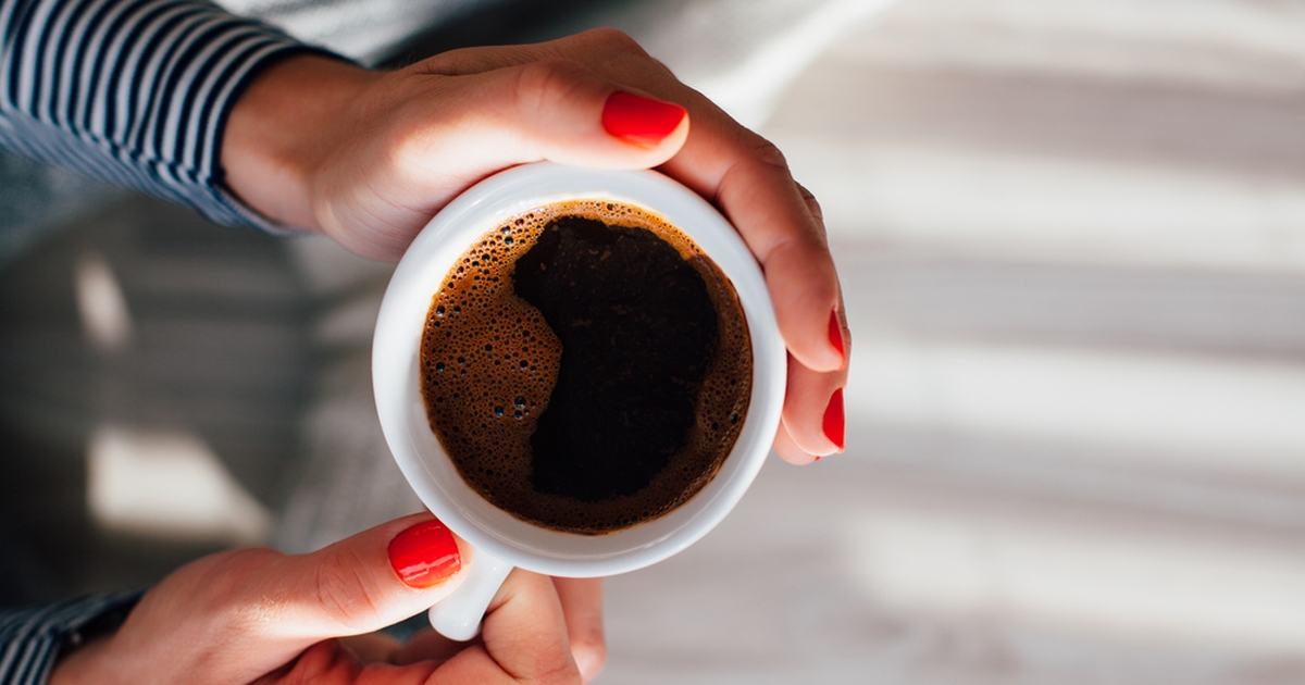 neurologen rekommenderar: lägg till dessa 5 kryddor i ditt kaffe