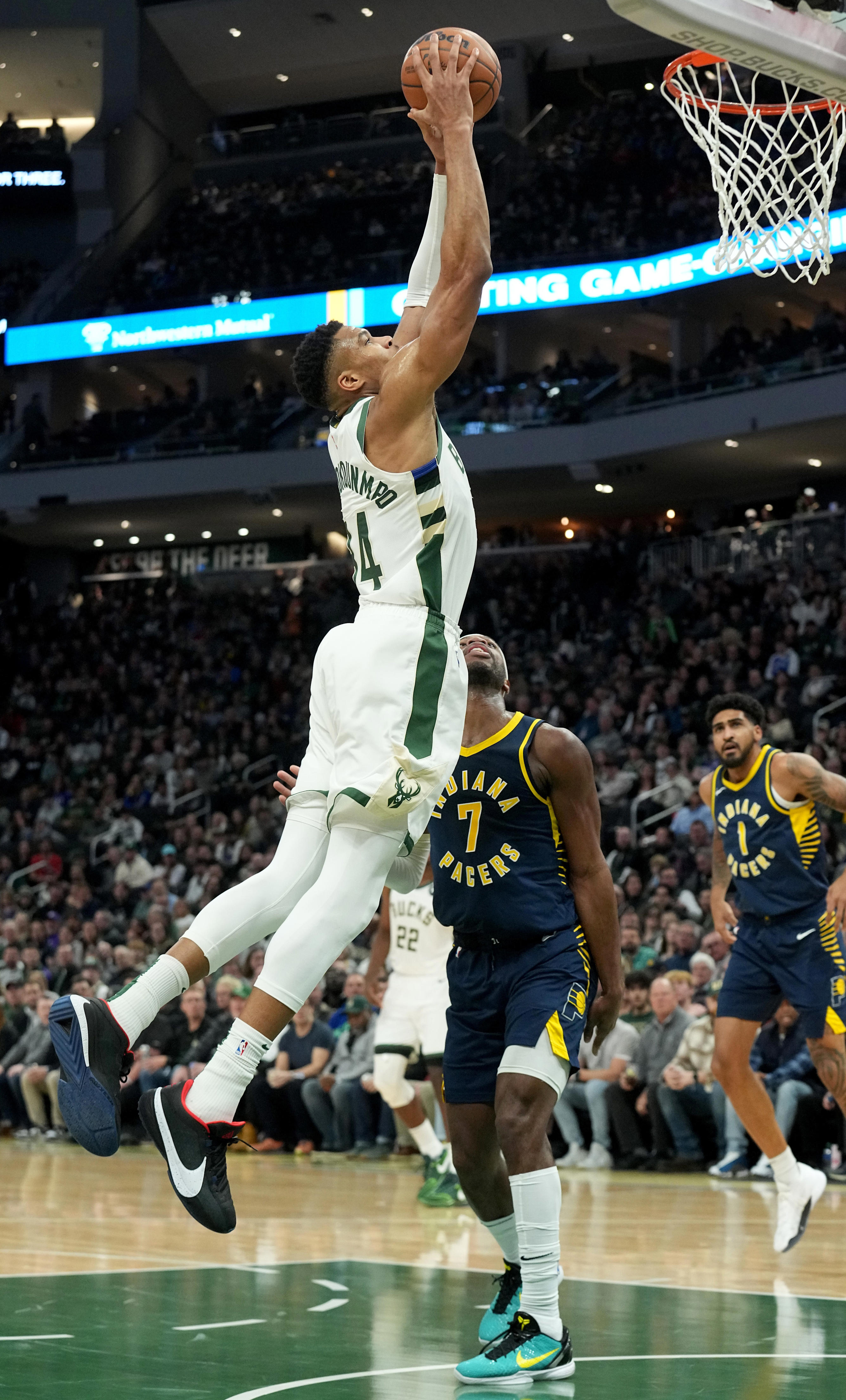 Giannis Antetokounmpo Sets Franchise Record With 64 Points As Bucks ...