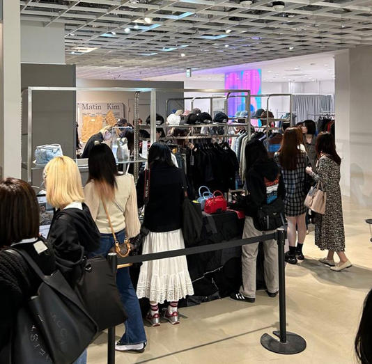 지난 10월 마뗑킴이 일본 도쿄 시부야 파르코 백화점에서 진행한 팝업 스토어에 입장 대기를 기다리고 있는 고객들 모습.