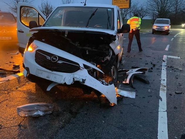 Unfall In Nordheim: Zwei Autos Krachen Auf Der Landstraße Frontal Zusammen