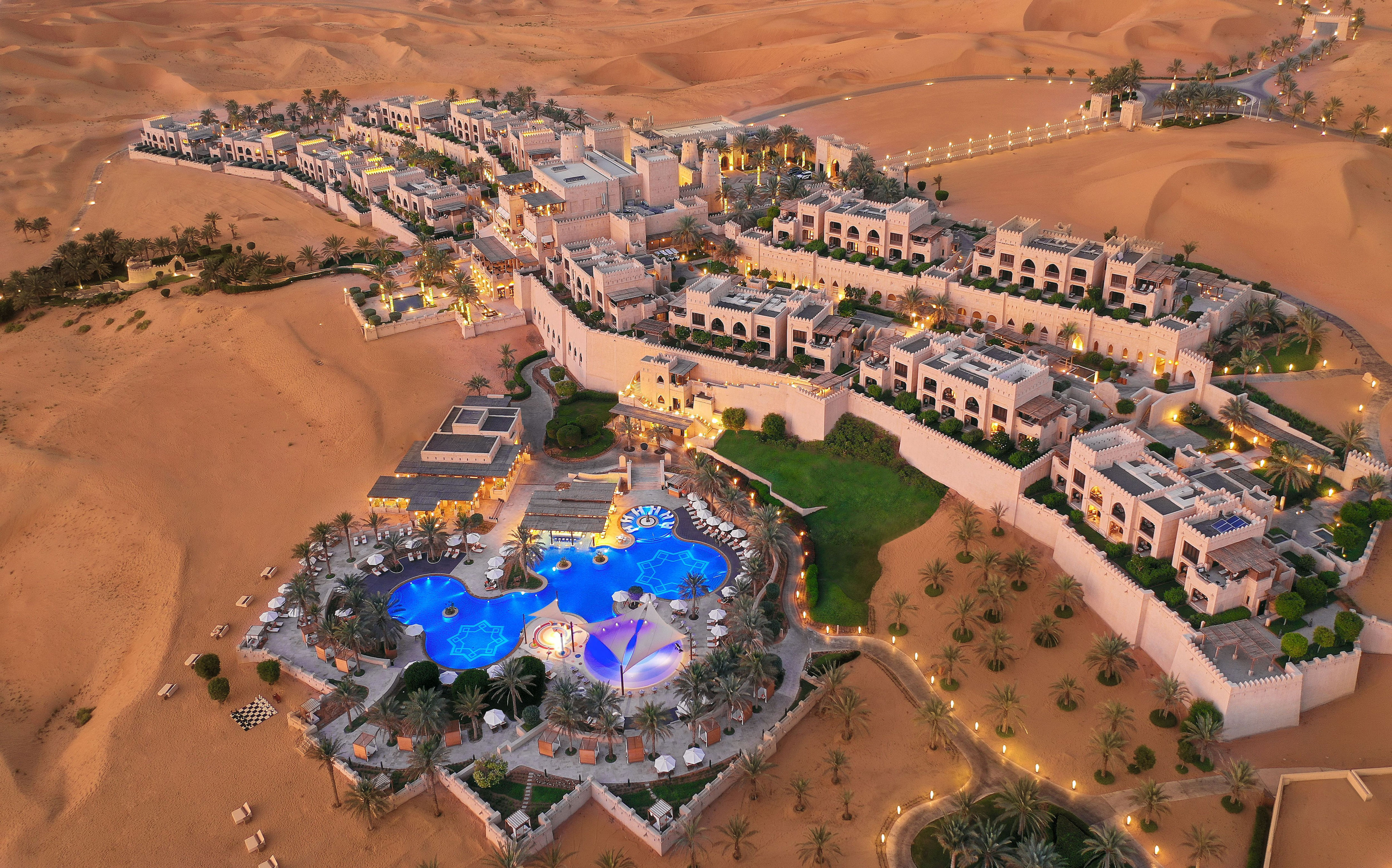 Deserted resorts. Qasr al Sarab Desert Resort Anantara, Абу-Даби, ОАЭ. Оазис Лива в ОАЭ. Qasr al Sarab Desert Resort. Qasr al Sarab, Абу-Даби.