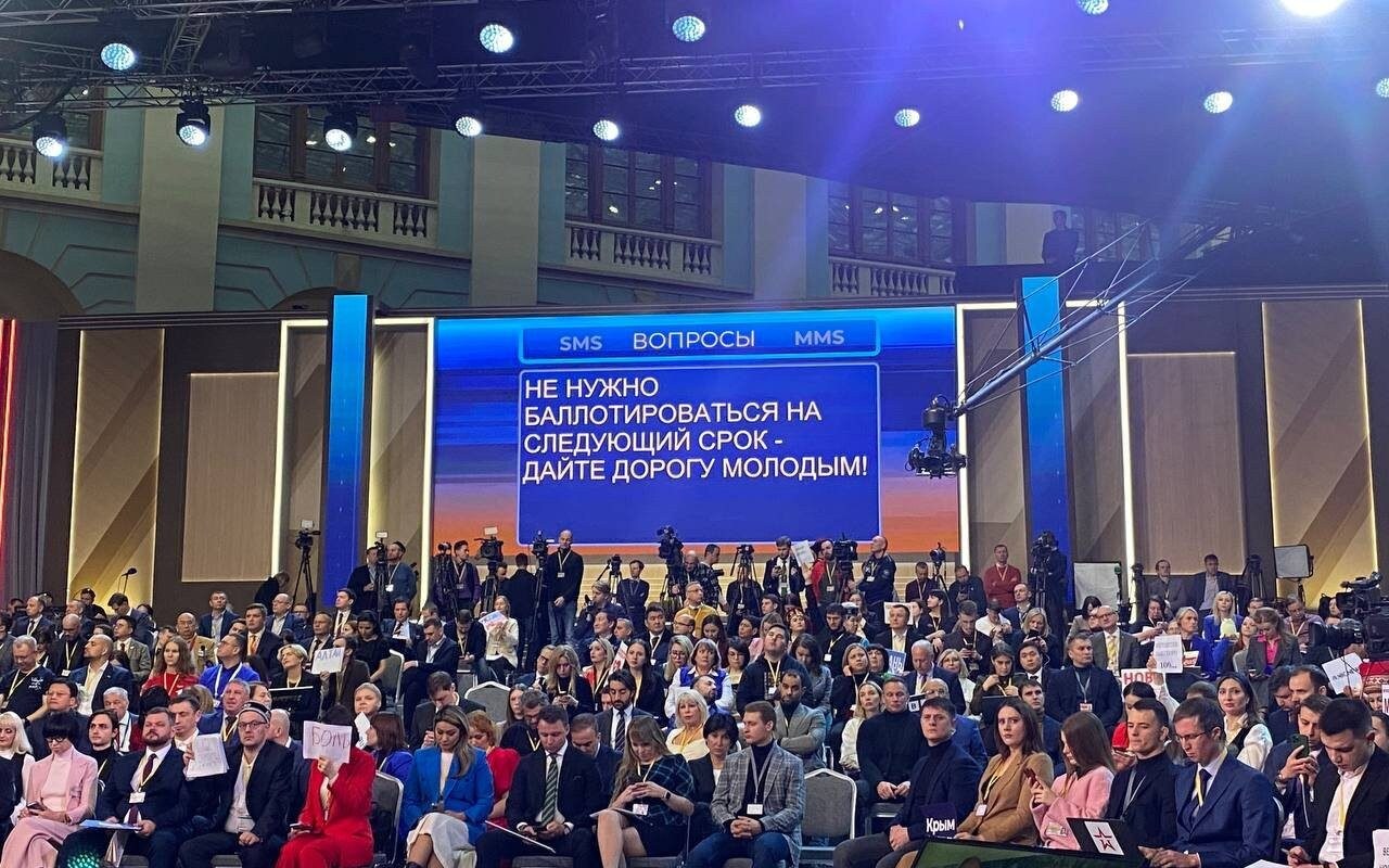 ‘don’t run for president’ text message beamed on screen in front of putin during live broadcast