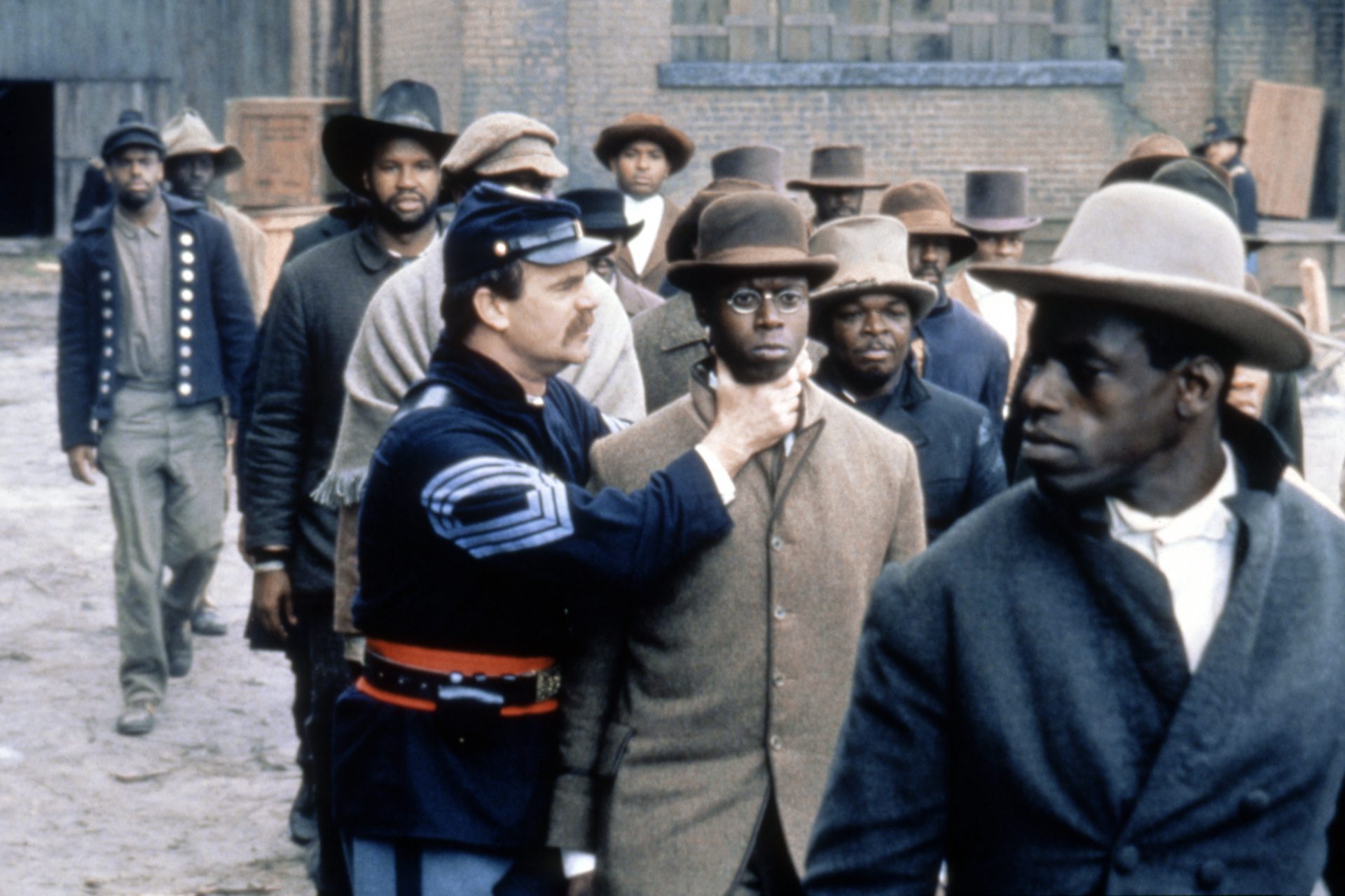 <p>Su primer papel cinematográfico fue en la película de 1989 'Glory' junto a Denzel Washington, Matthew Broderick y Morgan Freeman. La película trataba sobre uno de los primeros regimientos afroamericanos del Ejército de la Unión en la Guerra Civil. La película obtuvo tres premios Oscar.</p> <p><a href="https://www.msn.com/es-xl/entretenimiento/fotos-famosas/famosos-fallecidos-en-noviembre-de-2023/ss-AA1kKQRA"><strong>Además: Famosos fallecidos en noviembre de 2023</strong></a></p>