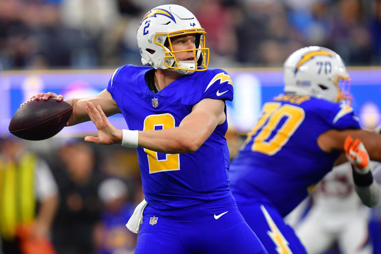 Los Angeles Chargers at Las Vegas Raiders odds, picks and predictions