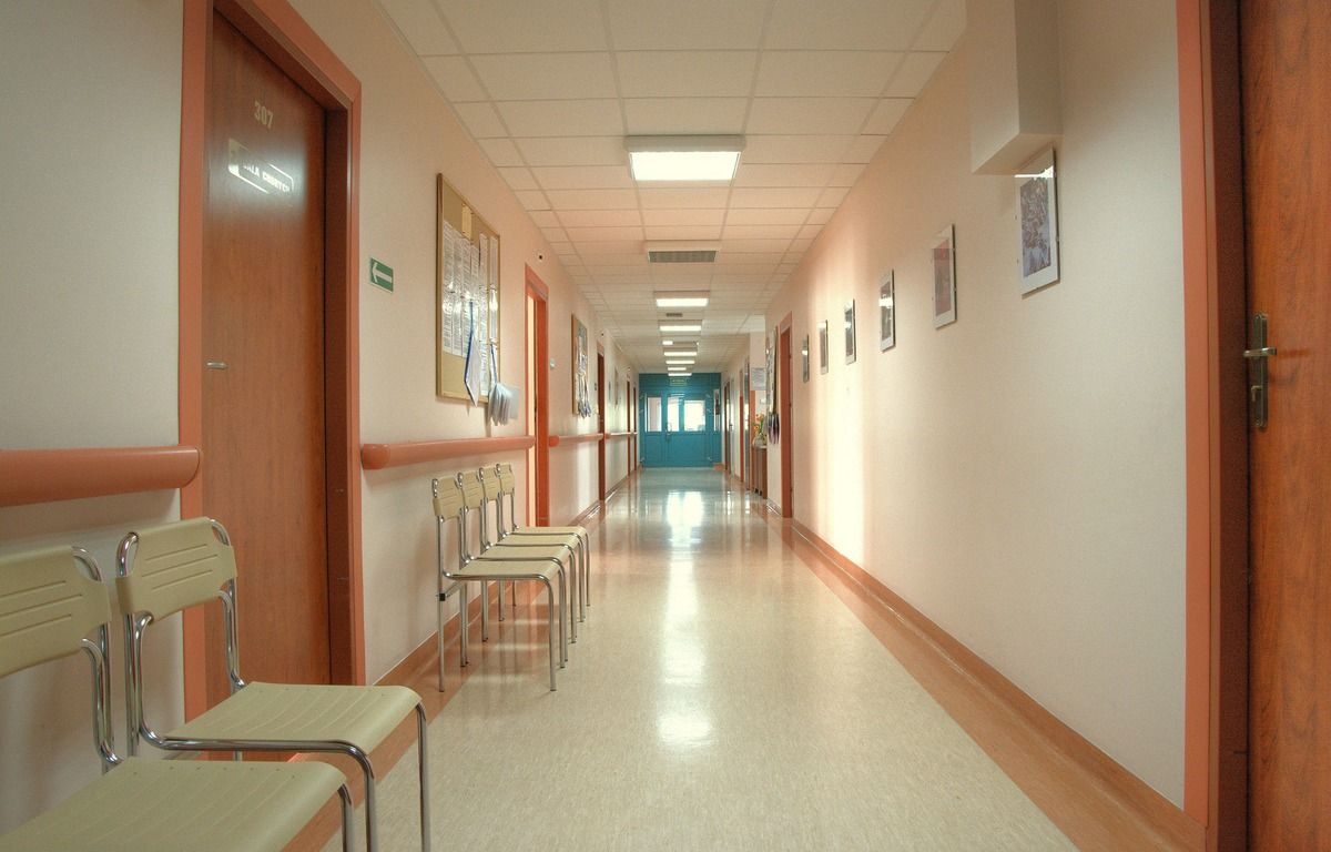 aveyron : contre les fermetures de lits à l’hôpital, syndicats et personnel soignant rassemblés