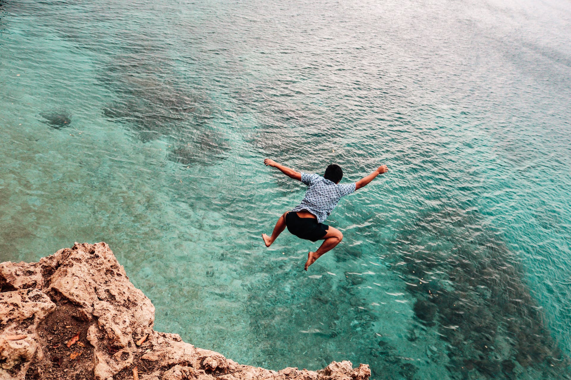 Cliff jump. Murad Elhamri Cliff Diving. Cliff Jumps. Cliff Diving interesting facts. Person Jumps from Cliff Chanel.