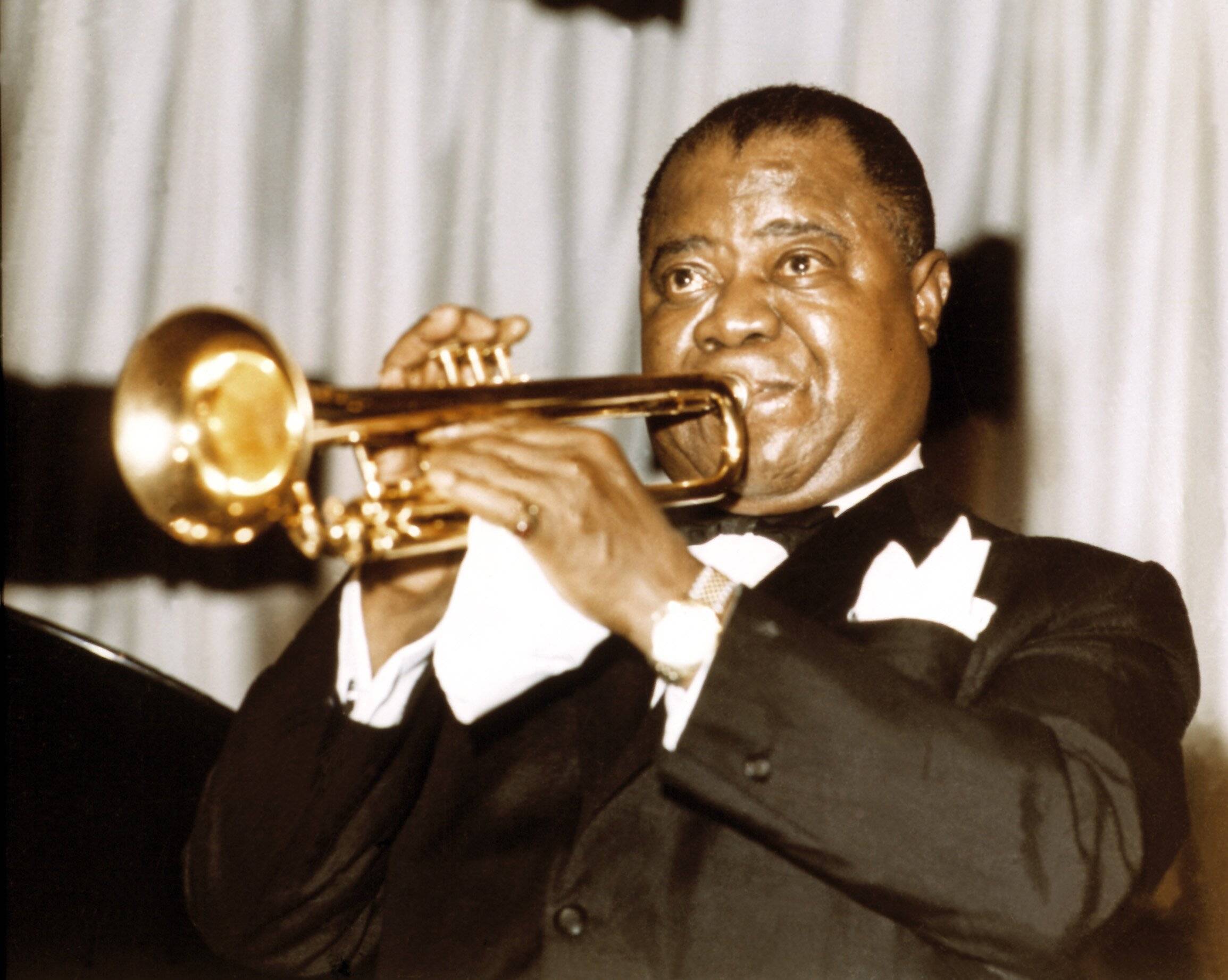 Луи армстронг стиль. Луи Армстронг джаз. Луи Армстронг фото. Louis Armstrong playing the Trumpet. Армстронг с трубой.