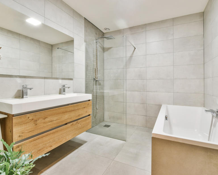 9 ways to keep a small bathroom dry