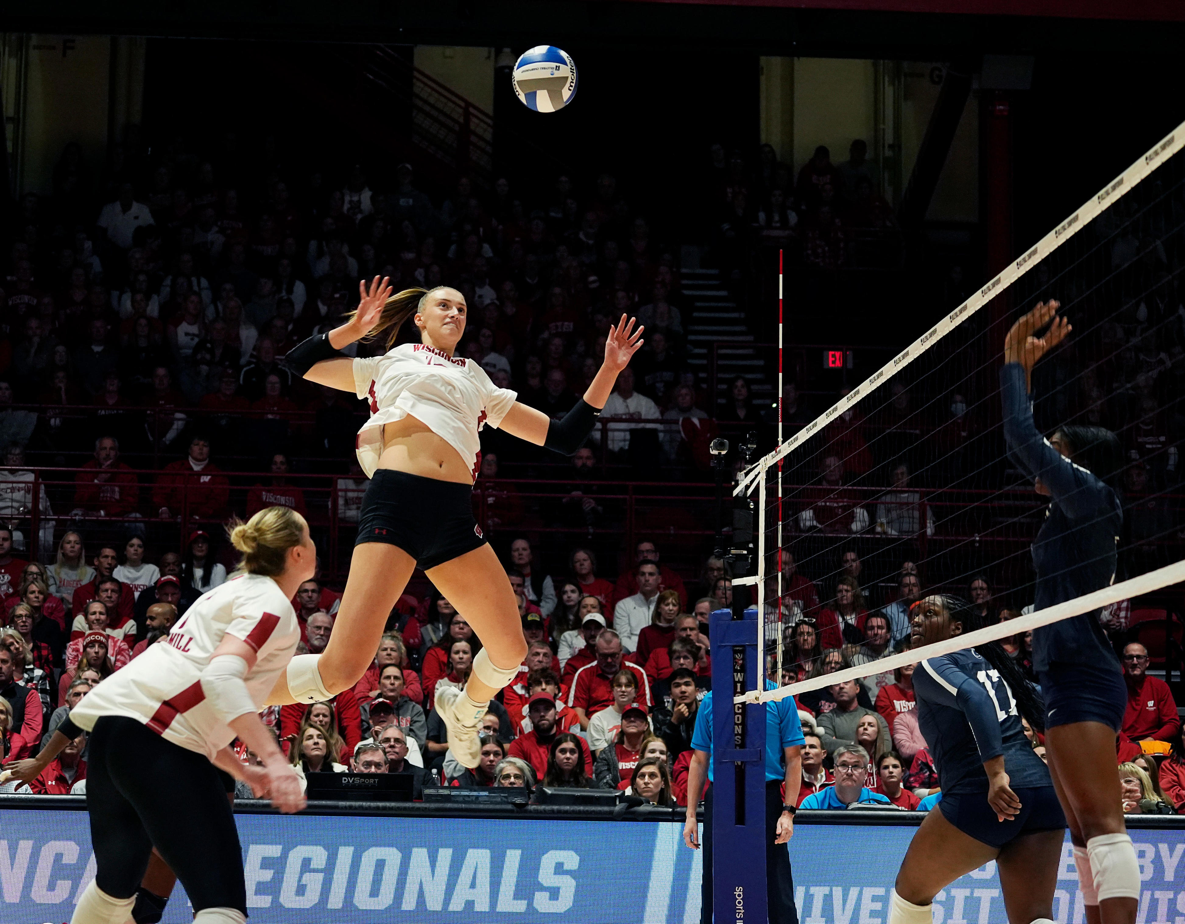 Texas volleyball chops down Wisconsin, moves to NCAA title match