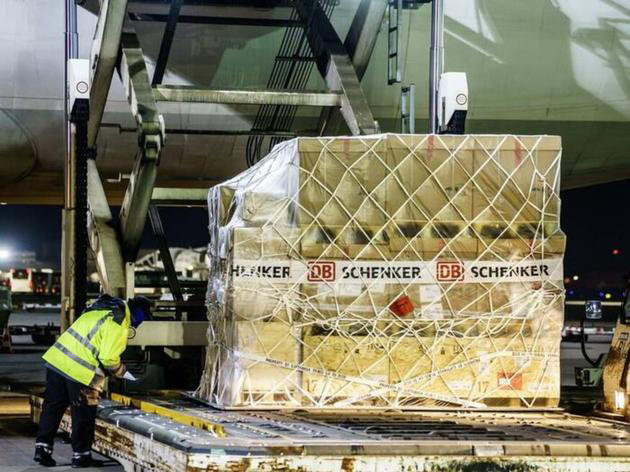 Eine Fracht-Palette von Schenker wird in einer Cargo-Maschine geladen. Die DB-Tochter verwaltet kritische Infrastruktur – und könnte bald einem arabischen Investor gehören. 