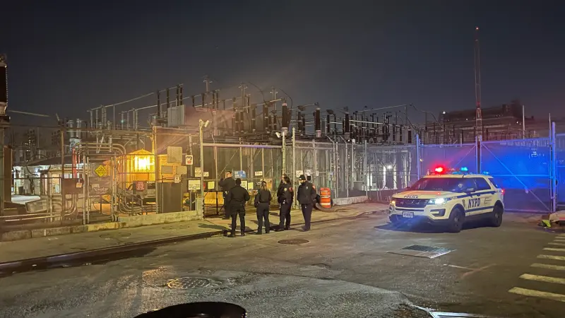 ▲美國紐約當地時間14日接近午夜時分驚傳大停電，布魯克林（Brooklyn）的一座發電廠竄出黑煙，導致電力供應中斷。圖為紐約警察在發電廠前查看狀況。（圖／翻攝自@PhilWalkable的X）
