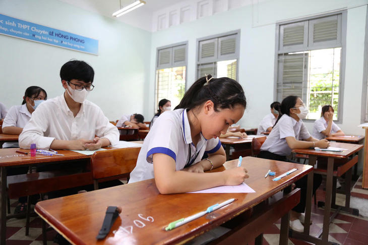 Thí sinh dự thi môn ngoại ngữ tại điểm thi Trường THPT Chuyên Lê Hồng Phong (quận 1) chiều 6-6 - Ảnh: PHƯƠNG QUYÊN