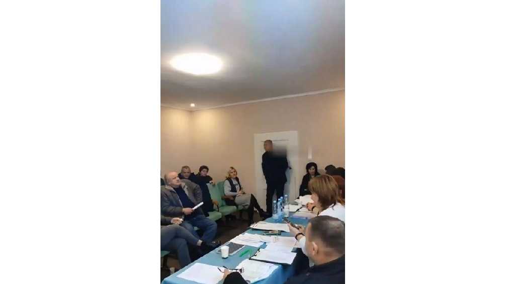 video: legislador de ucrania detona granadas en plena reunión de trabajo