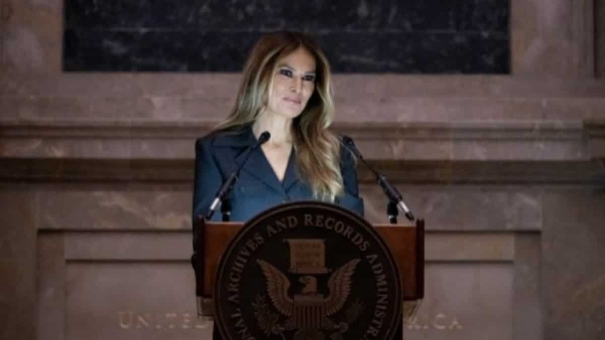 Melania Trump Makes Rare Public Appearance Welcomes New Us Citizens