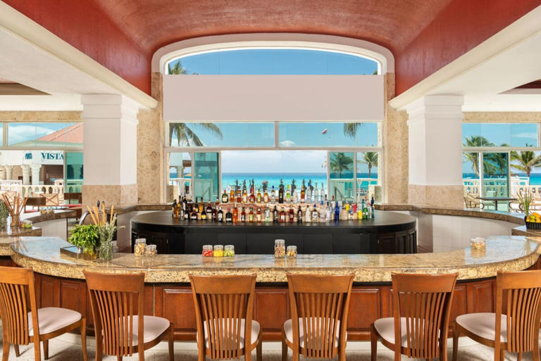 Bar with ocean view at Hyatt Zilara Cancun.