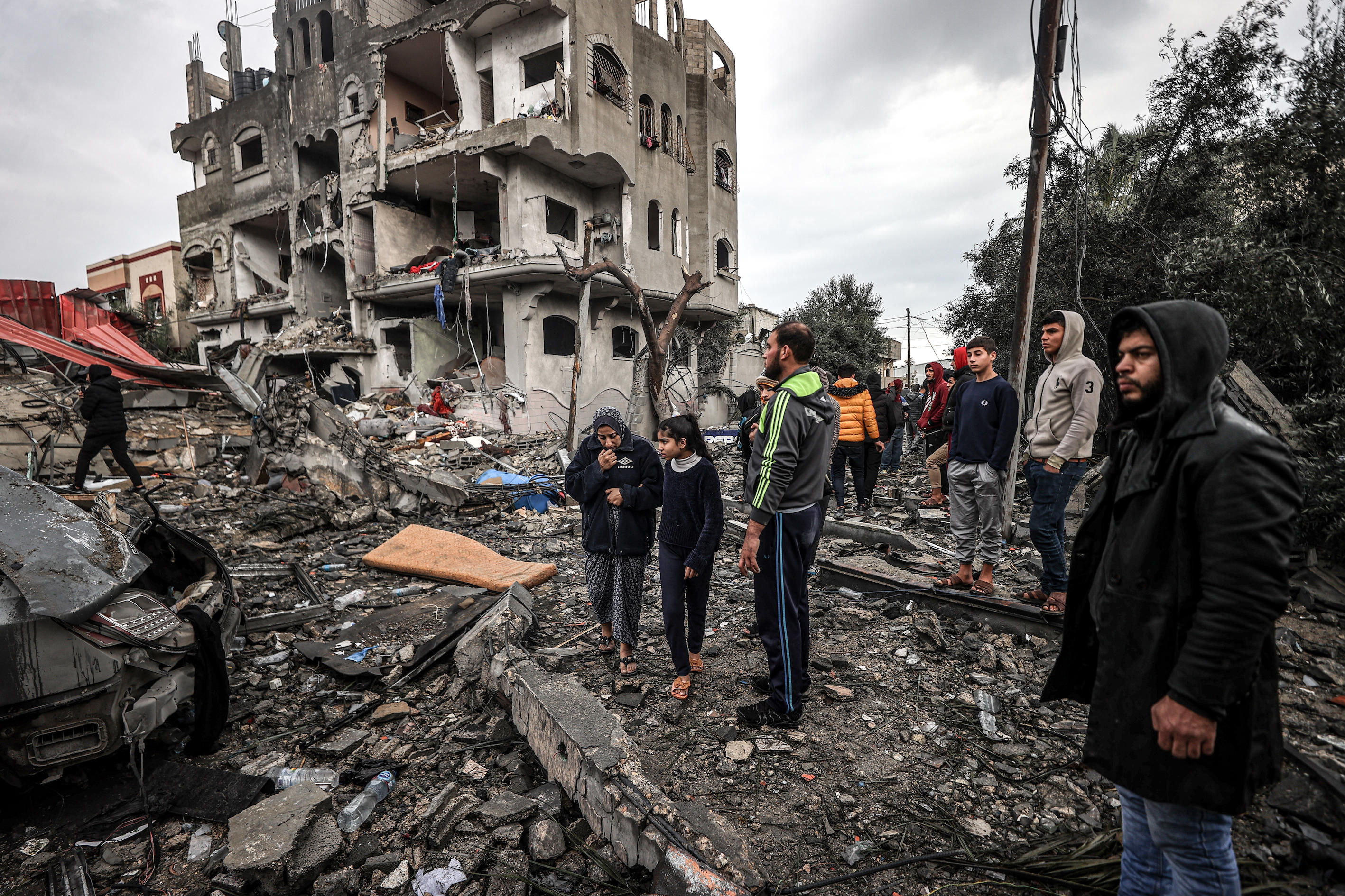 no let-up in israeli airstrikes on gaza as christmas dawns