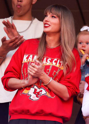 Taylor Swift Keeps It Festive with '87' Santa Hat at Kansas City Chiefs ...