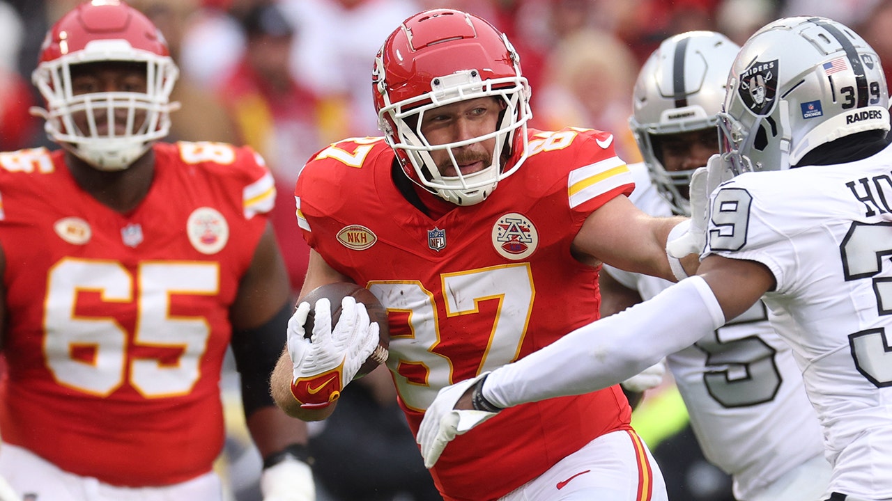 chiefs' patrick mahomes, travis kelce lose their cool during frustrating game vs raiders