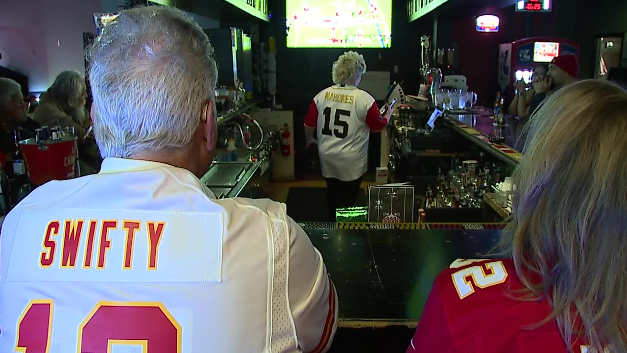 Chiefs fans spend Christmas Day watching game at KC-area bars