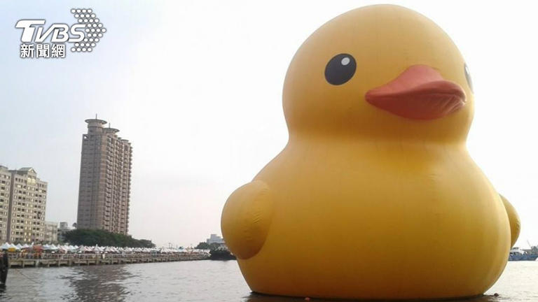 黃色小鴨在高雄光榮碼頭展出，創造10億元觀光財。（圖／林雅婷攝）